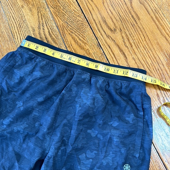 GAIAM men’s athletic camo print shorts. Black. Size Small. Elastic waist. - Picture 8 of 12